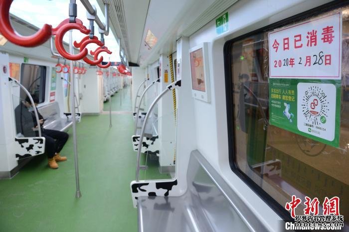 2月28日，恢复运营的呼和浩特地铁上，乘客稀少。　刘文华 摄