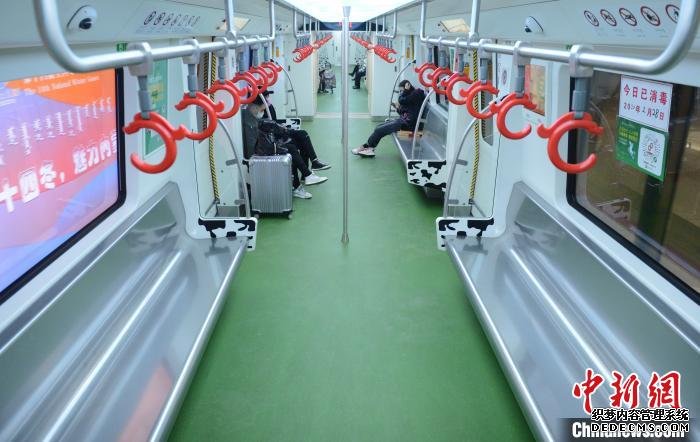 2月28日，恢复运营的呼和浩特地铁上，乘客稀少。　刘文华 摄