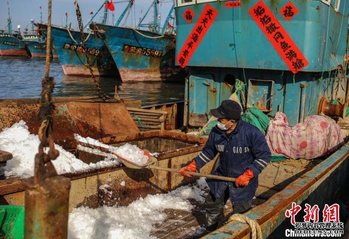2月中旬起，陆续有渔船出海，恢复渔业生产。　李信君　摄