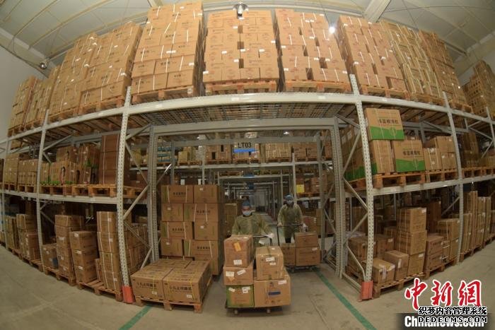 27日，在新疆巴州库尔勒九州通医药有限公司整件库房里，员工正在发货。　确·胡热　摄