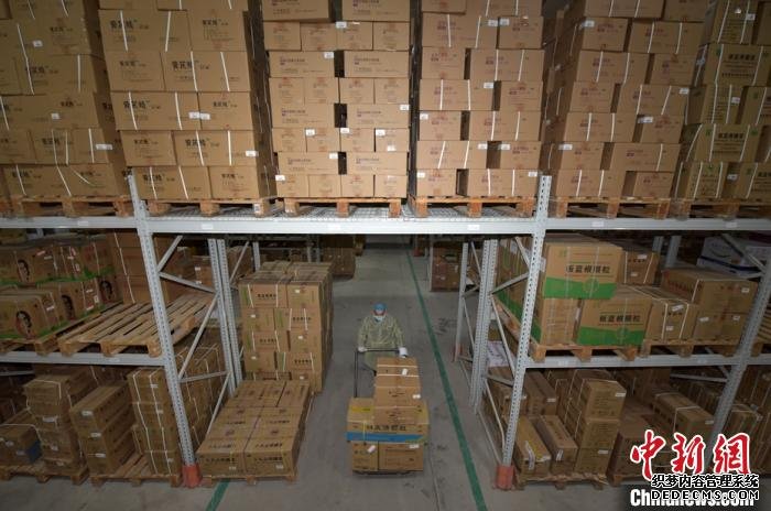 27日，在新疆巴州库尔勒九州通医药有限公司整件库房里，员工正在发货。　确·胡热　摄