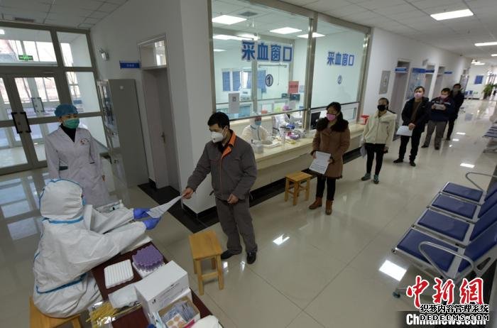 26日，在新疆巴州人民医院库尔勒经济技术开发区综合门诊部，准备返岗的企业员工在接受体检。　确·胡热　摄
