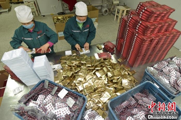 24日，新疆巴州库尔勒龙之源药业有限责任公司固体制剂车间外包装间工作人员在已生产出的固体药品进行包装。　确·胡热　摄